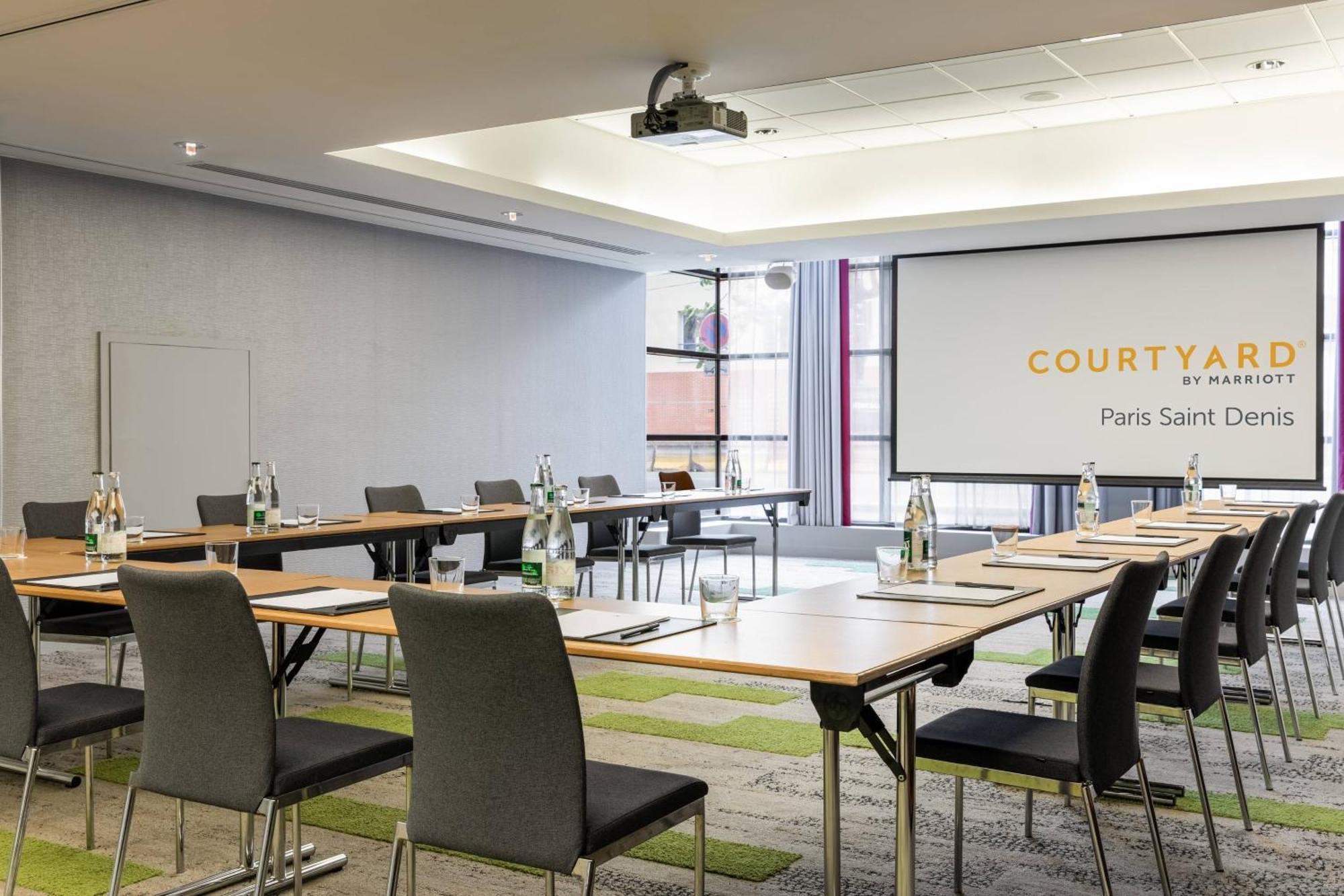 Courtyard By Marriott Paris Saint Denis Hotel Екстериор снимка