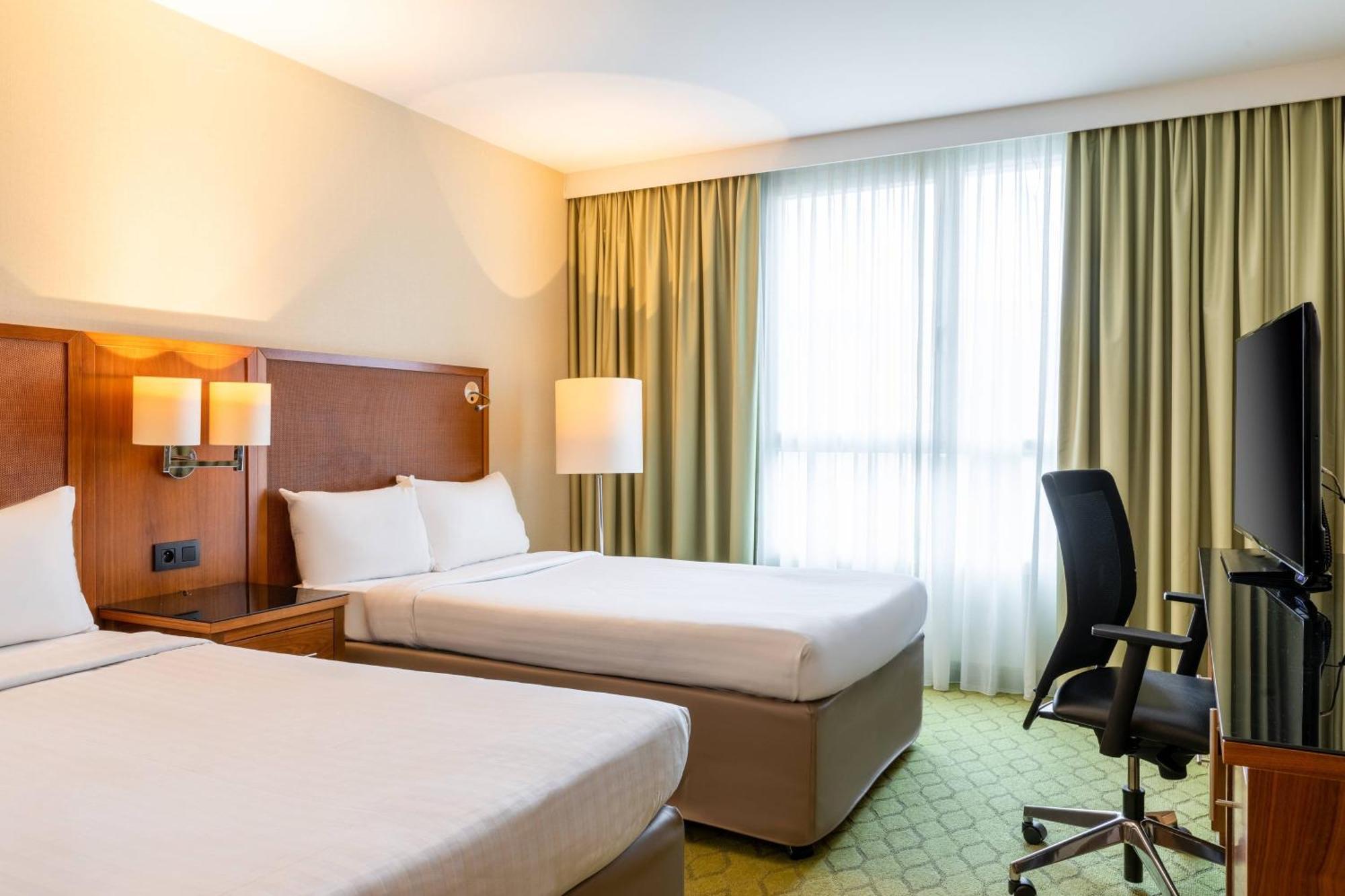 Courtyard By Marriott Paris Saint Denis Hotel Екстериор снимка