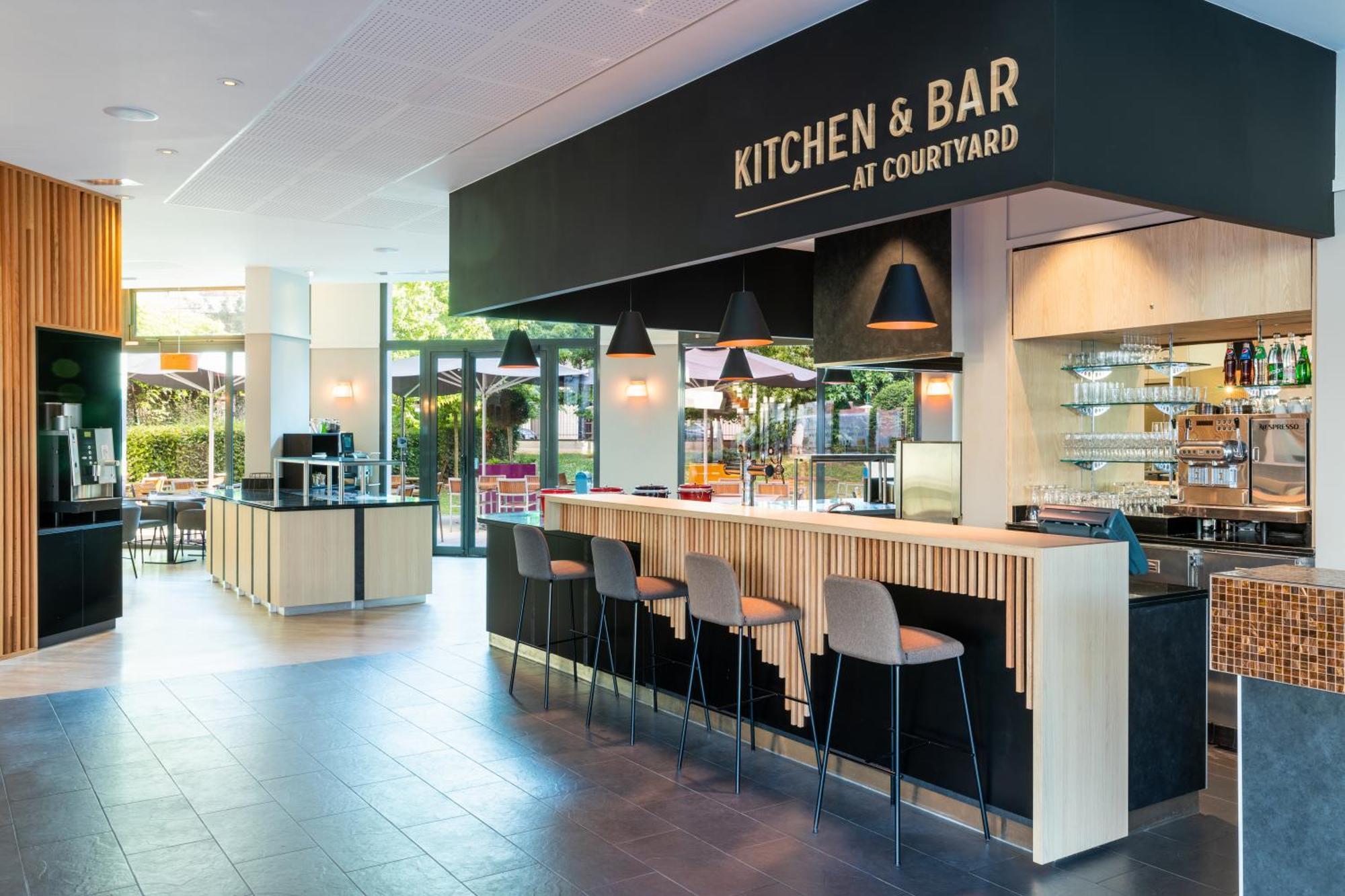 Courtyard By Marriott Paris Saint Denis Hotel Екстериор снимка